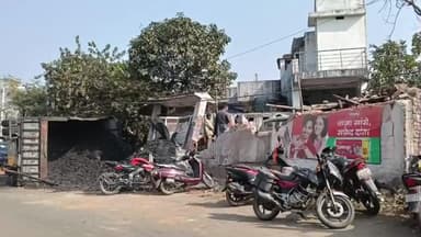 पत्थलगड्डा: बनासाड़ी गांव में अनियंत्रित कोल वाहन चारदीवारी तोड़ घर में घुसा, लोग बाल-बाल बचे