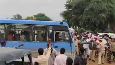 జోగి రమేష్ ను పలకరించిన ఎమ్మెల్యే పెద్దిరెడ్డి ద్వారకనాథ్ రెడ్డి,