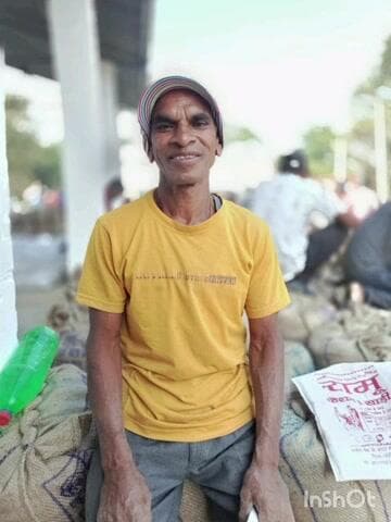 बैकुंठपुर: ग्राम महुआपारा के किसान पवन राजवाड़े ने 65 क्विंटल धान बेचकर दैनिक उपयोग के अलावा घर मरम्मत में खर्च करने का किया निर्णय