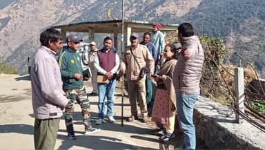 भटवाड़ी: एसडीएम शालिनी नेगी ने भटवाड़ी के पाही पहुंचकर भालू के हमले में घायल महिला के परिजनों से की मुलाकात