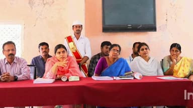 నర్సంపేట: గ్రామపంచాయతీ ఎన్నికలను పురస్కరించుకొనినర్సంపేట ఎంపీడీవో కార్యాలయంలోఆర్ఓలు, ఏఆర్ఓ లకు ఎన్నికల నిర్వహణ అంశాలపై అవగాహన