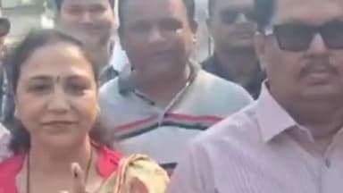 ब्रह्मपूरी: ब्रम्हपुरी नगरपरिषद निवडणुकीत आमदार वडेट्टीवार यांनी कुटुंबासह मतदानाचा हक्क बजावला.