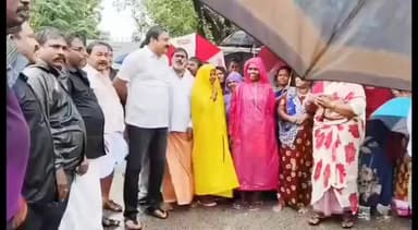 பெரம்பூர்: வியாசர்பாடி முல்லை நகரில் மழை தேங்கிய பகுதிகளில் அதிமுக மாவட்ட செயலாளர் ஆர்.எஸ். ராஜேஷ் பார்வையிட்டு பொதுமக்களுக்கு ஆறுதல் தெரிவித்தார்.