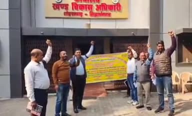 शोहरतगढ़: ग्राम पंचायत अधिकारियों ने अपने कई मांगों को लेकर विकासखंड कार्यालय शोहरतगढ़ में किया सत्याग्रह आंदोलन