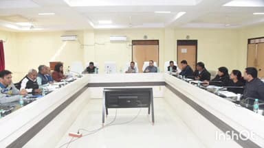 उदयपुर: अंबिकापुर कलेक्ट्रेट सभाकक्ष में कलेक्टर विलास भोस्कर की अध्यक्षता में साप्ताहिक समय सीमा की बैठक संपन्न हुई