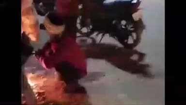 सोहागपुर: नगर में ठंड से राहत के लिए अलाव की कमी, गांधी चौक पर लोग कचरा जलाकर हो रहे गर्म