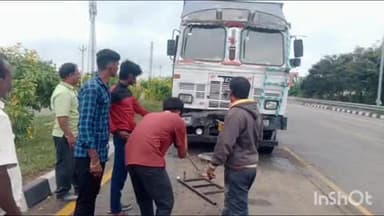 పూతలపట్టు: నల్లగాంపల్లి వద్ద ముందుగా వెళుతున్న బస్సును వెనకనుంచి ఢీకొట్టిన లారీ