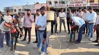 ગાંધીધામ: મનપા કમિશનરે સેક્ટર 5-6માં રોડ-સફાઈની વિઝીટ કરી,રસ્તાના કામોના સેમ્પલ મેળવી કમિશનરે લેબમાં મોકલ્યા