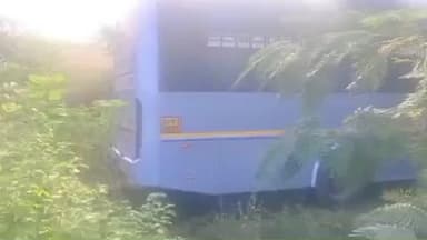 దేవరకద్ర: మూసాపేట్ మండలం జాతీయ రహదారిపై రోడ్డు కిందకు దూసుకెళ్లిన బస్సు