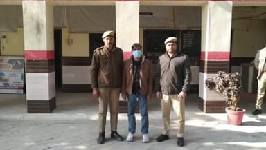 कैराना: कैराना कोतवाली पुलिस ने कोर्ट से वांछित गांव घिस्सूगढ़ के दो अभियुक्तों को किया गिरफ्तार