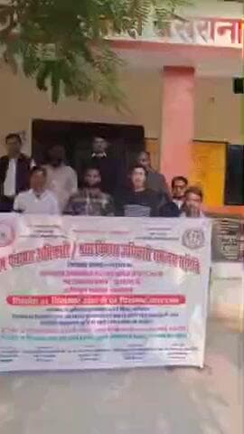 जसराना: जसराना ब्लाक परिसर में पंचायत सचिवों ने ऑनलाइन उपस्थिति के विरोध में किया प्रदर्शन