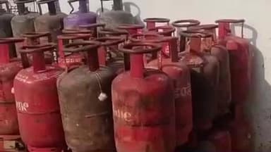 नौगांव: बिलहरी गांव में अवैध गैस सिलेंडरों के खिलाफ प्रशासन की बड़ी कार्रवाई, 108 घरेलू गैस सिलेंडर जब्त!