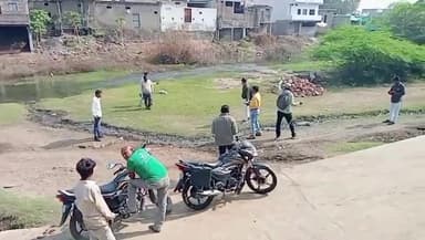 बड़वानी: गंदे पानी के ट्रीटमेंट हेतु होगा निर्माण कार्य, ज़िला अधिकारियों ने तलुन खुर्द पंचायत का किया अवलोकन