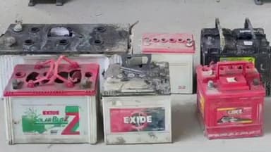 सकलडीहा: सकलडीहा में खड़ी गाड़ियों से बैटरी चुराने वाले दो नाबालिकों को पुलिस ने किया निरुद्ध, बरामद की 6 बैटरियां