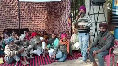 ਫ਼ਿਰੋਜ਼ਪੁਰ: ਮਨਰੇਗਾ ਮਜ਼ਦੂਰਾਂ ਵੱਲੋਂ ਡੀਸੀ ਦਫਤਰ ਦੇ ਬਾਹਰ ਆਪਣੀਆਂ ਮੰਗਾਂ ਨੂੰ ਲੈ ਕੇ ਧਰਨੇ ਤੇ ਬੈਠੇ ਸਰਕਾਰ ਅਤੇ ਪ੍ਰਸ਼ਾਸਨ ਖਿਲਾਫ ਕੀਤੀ ਨਾਰੇਬਾਜੀ