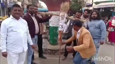 मुंगेर: जिले में चरमराती स्वास्थ्य व्यवस्था के विरोध में सिविल सर्जन का पुतला दहन