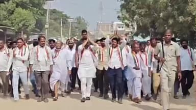 పిట్లం: పిట్లం కాంగ్రెస్ సర్పంచ్ అభ్యర్థి రెండో నామినేషన్, జుక్కల్ ఎమ్మెల్యే లక్ష్మీకాంతరావుతో కలిసి, ర్యాలీగా వెళ్లి నామినేషన్