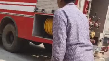 नैनवां: गढ़ पैलेस के सामने स्थित मकान में अज्ञात कारणों से लगी आग, छत गिरी और सारा सामान जलकर हुआ खाक