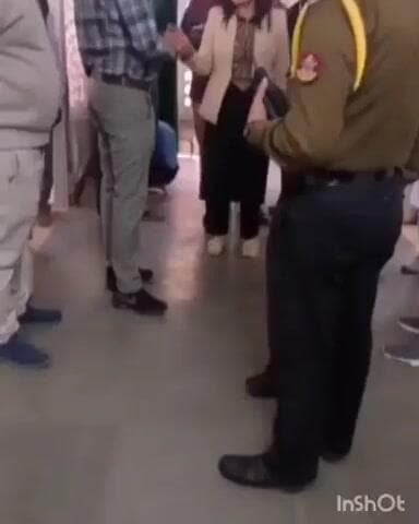 देेेवरिया: देवरिया मेडिकल कॉलेज के इमरजेंसी का प्राचार्य ने किया निरीक्षण, बिना वर्दी के स्वास्थ्यकर्मियों को देख दी वार्निंग