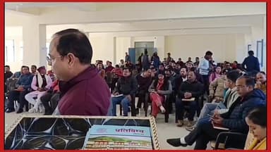 #तहसील दिवस पर गजा में अपनी समस्या बताते ग्रामीण और समस्याएं सुनती #जिलाधिकारी व अन्य अधिकारी