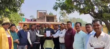 बरडीहा: कांडी के पंचायत सहायकों ने विधायक को सौंपा मांगपत्र