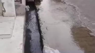 मुगलसराय: महमूदपुर में नालियों का गंदा पानी सड़कों पर, बीमारियों का बढ़ा खतरा, दैनिक जीवन हो रहा प्रभावित