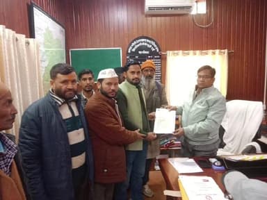 चमोली: यूकेडी ने अतिथि प्रवक्ता युनूस अंसारी के स्थाई निवास सहित अन्य मांगों को लेकर डीएम को ज्ञापन सौंपा, कार्रवाई की मांग की