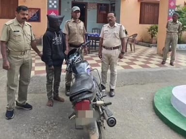 ସୁନ୍ଦରଗଡ ସହର: ଲେଫ୍ରି ପଡ଼ା ପୋଲିସ ଦ୍ବାରା ଫୁଲ ଧୁଡ଼ି ନିକଟରୁ ଜଣେ ବାଇକ ଚୋର ଗିରଫ, ଚୋରି ବାଇକ ଜବତ