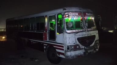 ਮਮਦੋਟ: ਫਾਜ਼ਿਲਕਾ ਰੋਡ ਪਿੰਡ ਪੀਰ ਖਾਨ ਸ਼ੇਖ ਸਥਿਤ ਸਰਕਾਰੀ ਬੱਸ ਉੱਪਰ ਅਣਪਛਾਤੇ ਮੋਟਰਸਾਈਕਲ ਸਵਾਰਾਂ ਵੱਲੋਂ ਚਲਾਈਆਂ ਗੋਲੀਆਂ 25 ਤੋਂ 30 ਸਵਾਰੀਆਂ