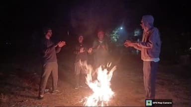 बोलबा: सिमडेगा: डीसी के निर्देश पर बोलबा प्रखंड मुख्यालय में अंचल अधिकारी ने चौक-चौराहों पर अलाव की व्यवस्था की