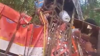 ಸೂಪಾ: ಸಿಂಗರಗಾವ್ ಮಾರ್ಗದಲ್ಲಿ ರಸ್ತೆ ಅಪಘಾತ, ಗಂಟೆಗಟ್ಟಲೇ ಟ್ರಕ್ಕಿನಲ್ಲೇ ಸಿಲುಕಿಕೊಂಡ ಚಾಲಕ