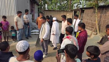 সৃজনগ্ৰাম: বৰজানাত উপস্থিত হৈ দুদিন আগত অগ্নিকাণ্ডৰ ফলত ঘৰবাৰী জুইত জাহ যোৱা পৰিয়ালৰ খবৰ লয় আমছুৰ কেন্দ্ৰীয় সভাপতিয়ে