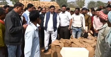 महासमुंद: जिले के प्रभारी मंत्री बघेल ने बिरकोनी एवं झलप में धान खरीदी केंद्र का किया निरीक्षण