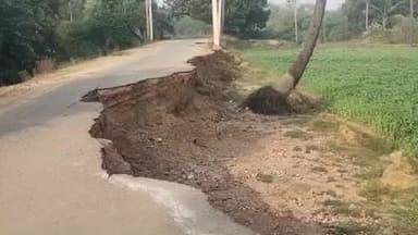 बेलछी: मुंसीपैन गांव के पास टूटी सड़क ने बढ़ाई लोगों की मुश्किलें, बड़े हादसे का खतरा