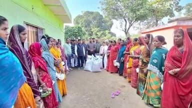 डोमचांच: बच्छेडीह पंचायत में बिरसा फसल विस्तार योजना के तहत किसानों को गेहूं बीज का नि:शुल्क वितरण