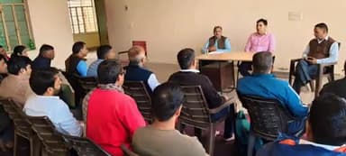 बालघाट में एसडीएम ने राजस्व कर्मियों की बैठक ली, लंबित प्रकरणों के शीघ्र निस्तारण के दिए निर्देश