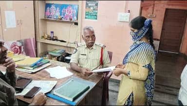 నమ్మి మోసపోయాను భర్తతో ప్రాణహాని ఉంది..రక్షణ కల్పించాలని పోలీసులకు ఫిర్యాదు చేసిన వివాహిత యువతి