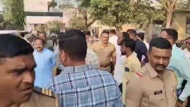 खामगाव: ईव्हीएम मशीन वर शाही लावल्याने मतदान प्रक्रिया होती एक तास बंद! गोंधळ वाढल्याने कामगार मंत्री फुंडकर पोहोचले होते केंद्र