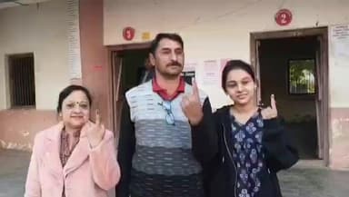 मलकापूर: मतदान केंद्रांवर ज्येष्ठ नागरिकांनी कुटुंबीयांसह केले मतदान! खामगाव मलकापुरात मतदानाला उत्स्फूर्त प्रतिसाद