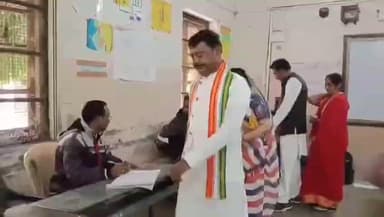 खामगाव: सानंदा परिवाराने बजावला मतदानाचा हक्क! सत्ता आमचीच! माजी आमदार सानंदांना विश्वास