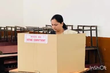 वरोरा: वरोरा येथील लोकमान्य शाळा येथे खा.प्रतिभा धानोरकर यांनी मतदानाचा हक्क बजावला