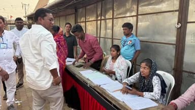 गडचिरोली: नगरपरिषद निवडणुकीसाठी प्रभाग ०९ येथील भाजपा बूथ केंद्राला गडचिरोली येथील आमदार मिलिंद नरोटे यांनी दिली भेट