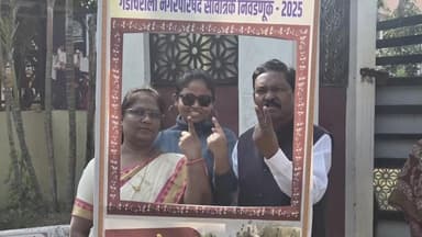 गडचिरोली: गडचिरोली येथील माजी खा.डॉ.अशोक नेते यांनी परिवारासह बजावला मतदानाचा हक्क