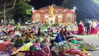 ತುಮಕೂರು: ಕೊರೆಯುವ ಚಳಿಯಲ್ಲಿ ಧರಣಿ ಮುಂದುವರಿಸಿದ ಬಿಸಿಯೂಟ ನೌಕರರು