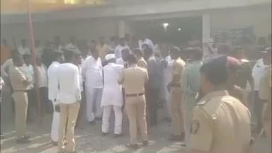 सोनपेठ: नगरपालिकेच्या बाजार समिती परिसरात मतदान दरम्यान आजी-माजी आमदार आमने-सामने शाब्दिक बाचाबाची