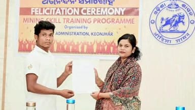 କେନ୍ଦୁଝର ସହର: ଡିଏମଏଫ ଖଣି ଶକ୍ତି ଦକ୍ଷତା ବିକାଶ କାର୍ଯ୍ୟକ୍ରମ ମାଧ୍ୟମରେ କେନ୍ଦୁଝରର ୨୧ ଯୁବକଙ୍କୁ ନିଯୁକ୍ତି ଜିଲ୍ଲାପାଳ କାର୍ଯ୍ୟାଳୟ ଠାରେ ସମ୍ବର୍ଦ୍ଧିତ