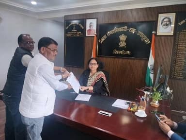 ठेठईटांगर: विभिन्न मांगों को लेकर झामुमो प्रतिनिधिमंडल ने उपायुक्त से मुलाकात की