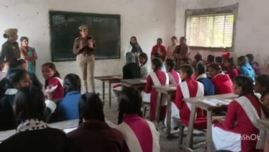 फरेंदा: फरेंदा कस्बे में मिशन शक्ति के तहत महिला पुलिस कर्मियों ने छात्राओं को जागरूक किया