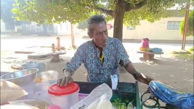 বোলপুর-শ্রীনিকেতন: বকুলতলার সোনাদা, এক ঠেলা ভ্যানের ঘুগনি দোকানেই গড়ে উঠেছে স্মৃতির পাহাড়