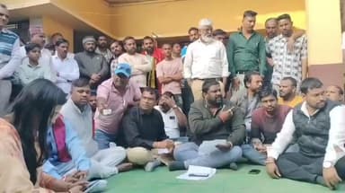 सारंगपुर: सीएमओ ने 45 अस्थाई कर्मचारियों को निकाला, कर्मचारियों का हंगामा, ज्योति सुनहरे ने दिया 2016 का हवाला